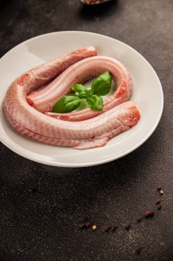 Çiğ kaya yılanbalığı balığı balığı, somon balığı, deniz ürünleri, küçük benekli kedi balığı, lezzetli çerez, lezzetli gurme yemek arka planı, masanın kırsal kesiminde, fotokopi alanı, pesseeter diyeti.