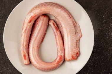 Çiğ kaya yılanbalığı balığı balığı, somon balığı, deniz ürünleri, küçük benekli kedi balığı, lezzetli çerez, lezzetli gurme yemek arka planı, masanın kırsal kesiminde, fotokopi alanı, pesseeter diyeti.