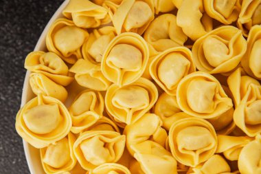 Ravioli çiğ makarnası raviolis ile doldurulmuş lezzetli aperatif lezzetli gurme yemek arkaplanı masanın üzerinde rustik üst görünüm fotokopi alanı vejetaryen yemekleri