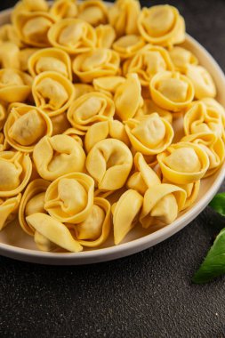 Ravioli çiğ makarnası raviolis ile doldurulmuş lezzetli aperatif lezzetli gurme yemek arkaplanı masanın üzerinde rustik üst görünüm fotokopi alanı vejetaryen yemekleri