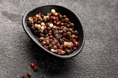 Biberli bezelye çeşnili baharatlar bezelye, beyaz, siyah, yeşil, pembe baharatlar lezzetli çerezler taze lezzetli gurme yemek arka planı masa üzerinde rustik üst görünüm kopyalama alanı