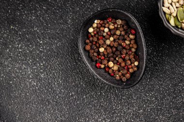 Biberli bezelye çeşnili baharatlar bezelye, beyaz, siyah, yeşil, pembe baharatlar lezzetli çerezler taze lezzetli gurme yemek arka planı masa üzerinde rustik üst görünüm kopyalama alanı