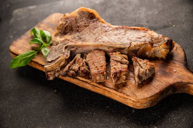 Biftek, biftek, biftek, biftek, lezzetli aperatif, lezzetli gurme yemek arka planı, masa sade yemekler, fotokopi odası.