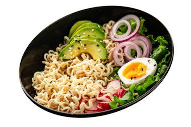 Vejetaryen erişte kasesi avokado, erişte, yumurta, sebze lezzetli aperatif lezzetli lezzetli gurme yemek arkaplan masa üzerinde rustik gıda fotokopi alanı keto ve paleo diyet vejetaryen gıda