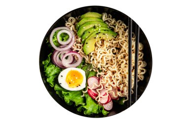 Vejetaryen erişte kasesi avokado, erişte, yumurta, sebze lezzetli aperatif lezzetli lezzetli gurme yemek arkaplan masa üzerinde rustik gıda fotokopi alanı keto ve paleo diyet vejetaryen gıda