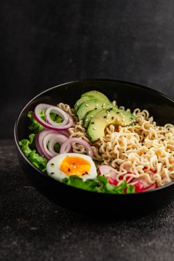 Vejetaryen erişte kasesi avokado, erişte, yumurta, sebze lezzetli aperatif lezzetli lezzetli gurme yemek arkaplan masa üzerinde rustik gıda fotokopi alanı keto ve paleo diyet vejetaryen gıda