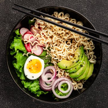 Vejetaryen erişte kasesi avokado, erişte, yumurta, sebze lezzetli aperatif lezzetli lezzetli gurme yemek arkaplan masa üzerinde rustik gıda fotokopi alanı keto ve paleo diyet vejetaryen gıda