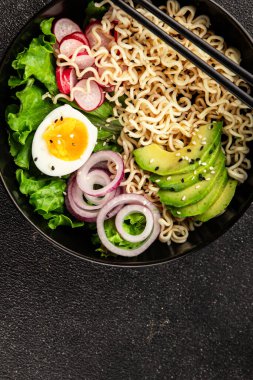 Vejetaryen erişte kasesi avokado, erişte, yumurta, sebze lezzetli aperatif lezzetli lezzetli gurme yemek arkaplan masa üzerinde rustik gıda fotokopi alanı keto ve paleo diyet vejetaryen gıda