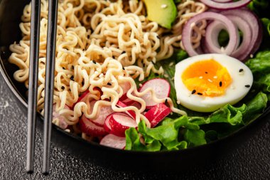 Vejetaryen erişte kasesi avokado, erişte, yumurta, sebze lezzetli aperatif lezzetli lezzetli gurme yemek arkaplan masa üzerinde rustik gıda fotokopi alanı keto ve paleo diyet vejetaryen gıda