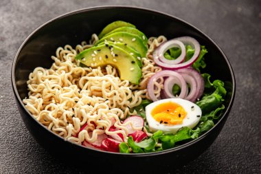 Vejetaryen erişte kasesi avokado, erişte, yumurta, sebze lezzetli aperatif lezzetli lezzetli gurme yemek arkaplan masa üzerinde rustik gıda fotokopi alanı keto ve paleo diyet vejetaryen gıda