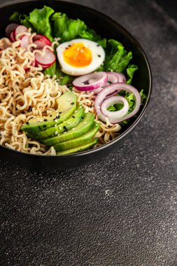 Vejetaryen erişte kasesi avokado, erişte, yumurta, sebze lezzetli aperatif lezzetli lezzetli gurme yemek arkaplan masa üzerinde rustik gıda fotokopi alanı keto ve paleo diyet vejetaryen gıda