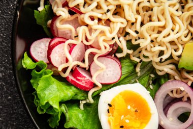 Vejetaryen erişte kasesi avokado, erişte, yumurta, sebze lezzetli aperatif lezzetli lezzetli gurme yemek arkaplan masa üzerinde rustik gıda fotokopi alanı keto ve paleo diyet vejetaryen gıda