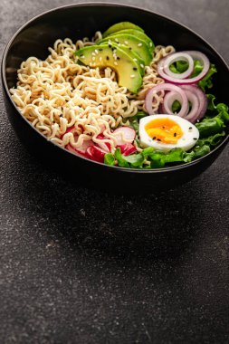 Vejetaryen erişte kasesi avokado, erişte, yumurta, sebze lezzetli aperatif lezzetli lezzetli gurme yemek arkaplan masa üzerinde rustik gıda fotokopi alanı keto ve paleo diyet vejetaryen gıda