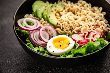 Vejetaryen erişte kasesi avokado, erişte, yumurta, sebze lezzetli aperatif lezzetli lezzetli gurme yemek arkaplan masa üzerinde rustik gıda fotokopi alanı keto ve paleo diyet vejetaryen gıda