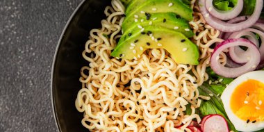 Vejetaryen erişte kasesi avokado, erişte, yumurta, sebze lezzetli aperatif lezzetli lezzetli gurme yemek arkaplan masa üzerinde rustik gıda fotokopi alanı keto ve paleo diyet vejetaryen gıda