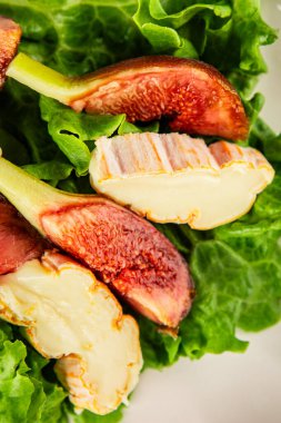 Salata inciri, yumuşak peynir, yeşil yaprak marul lezzetli aperatif lezzetli lezzetli gurme yemek arkaplan masa üzerinde rustik gıda üst görünüm fotokopi alanı keto ve paleo diyet vejetaryen gıda