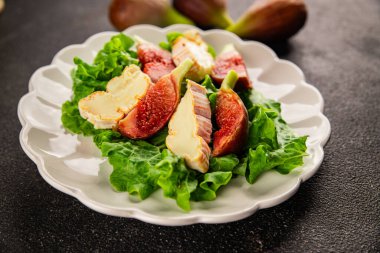 Salata inciri, yumuşak peynir, yeşil yaprak marul lezzetli aperatif lezzetli lezzetli gurme yemek arkaplan masa üzerinde rustik gıda üst görünüm fotokopi alanı keto ve paleo diyet vejetaryen gıda