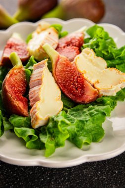 Salata inciri, yumuşak peynir, yeşil yaprak marul lezzetli aperatif lezzetli lezzetli gurme yemek arkaplan masa üzerinde rustik gıda üst görünüm fotokopi alanı keto ve paleo diyet vejetaryen gıda