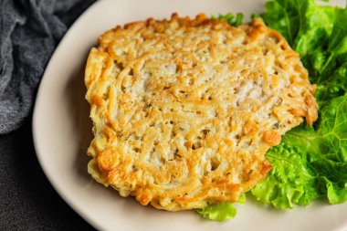 Esmer patates rosti, haşhaş, kahverengi sebzeler, lezzetli atıştırmalıklar, lezzetli gurme yemek arkaplanı, kırsal yemekler, fotokopi alanı vegan ve vejetaryen yemekleri.