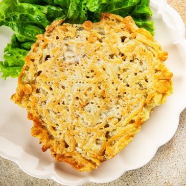 Esmer patates rosti, haşhaş, kahverengi sebzeler, lezzetli atıştırmalıklar, lezzetli gurme yemek arkaplanı, kırsal yemekler, fotokopi alanı vegan ve vejetaryen yemekleri.