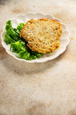 Esmer patates rosti, haşhaş, kahverengi sebzeler, lezzetli atıştırmalıklar, lezzetli gurme yemek arkaplanı, kırsal yemekler, fotokopi alanı vegan ve vejetaryen yemekleri.