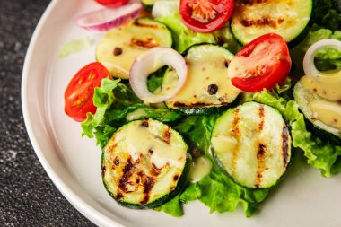 Salata ızgara kabak, domates, marul, lezzetli aperatif lezzetli lezzetli gurme yemek arkaplan masa üzerinde rustik gıda üst görünüm fotokopi alanı keto ve paleo diyet vegan ve vejetaryen gıda