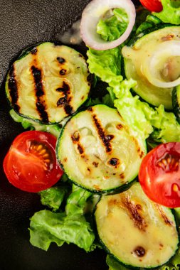 Salata ızgara kabak, domates, marul, lezzetli aperatif lezzetli lezzetli gurme yemek arkaplan masa üzerinde rustik gıda üst görünüm fotokopi alanı keto ve paleo diyet vegan ve vejetaryen gıda