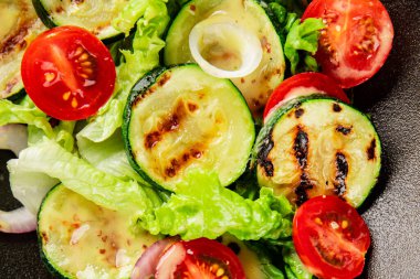 Salata ızgara kabak, domates, marul, lezzetli aperatif lezzetli lezzetli gurme yemek arkaplan masa üzerinde rustik gıda üst görünüm fotokopi alanı keto ve paleo diyet vegan ve vejetaryen gıda