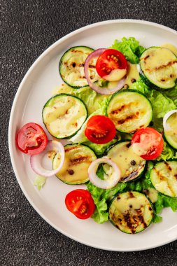 Salata ızgara kabak, domates, marul, lezzetli aperatif lezzetli lezzetli gurme yemek arkaplan masa üzerinde rustik gıda üst görünüm fotokopi alanı keto ve paleo diyet vegan ve vejetaryen gıda