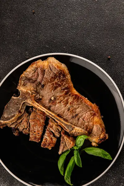 Biftek, biftek, biftek, biftek, lezzetli aperatif, lezzetli gurme yemek arka planı, masa sade yemekler, fotokopi odası.