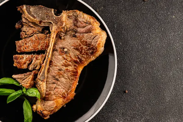 Biftek, biftek, biftek, biftek, lezzetli aperatif, lezzetli gurme yemek arka planı, masa sade yemekler, fotokopi odası.