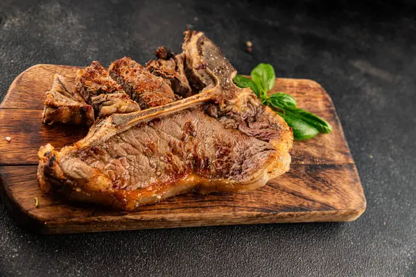 Biftek, biftek, biftek, biftek, lezzetli aperatif, lezzetli gurme yemek arka planı, masa sade yemekler, fotokopi odası.