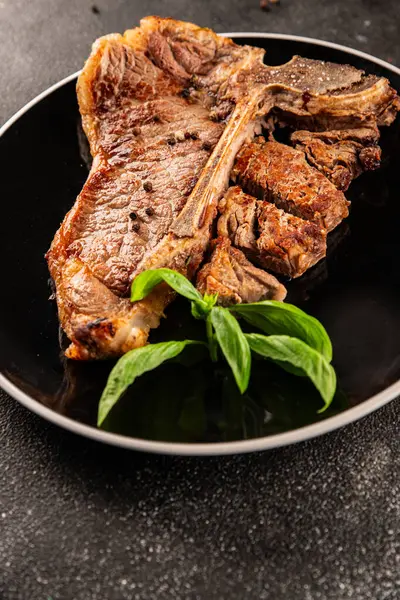 Biftek, biftek, biftek, biftek, lezzetli aperatif, lezzetli gurme yemek arka planı, masa sade yemekler, fotokopi odası.