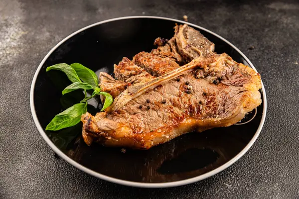 Biftek, biftek, biftek, biftek, lezzetli aperatif, lezzetli gurme yemek arka planı, masa sade yemekler, fotokopi odası.