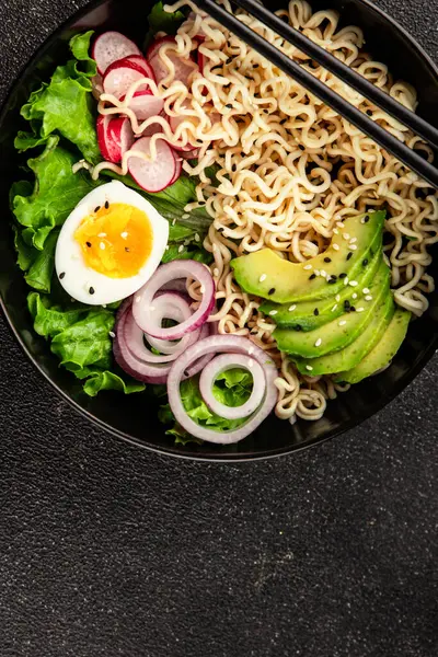 Vejetaryen erişte kasesi avokado, erişte, yumurta, sebze lezzetli aperatif lezzetli lezzetli gurme yemek arkaplan masa üzerinde rustik gıda fotokopi alanı keto ve paleo diyet vejetaryen gıda