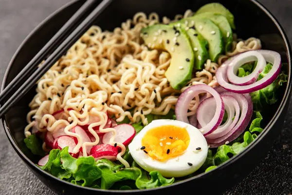 Vejetaryen erişte kasesi avokado, erişte, yumurta, sebze lezzetli aperatif lezzetli lezzetli gurme yemek arkaplan masa üzerinde rustik gıda fotokopi alanı keto ve paleo diyet vejetaryen gıda