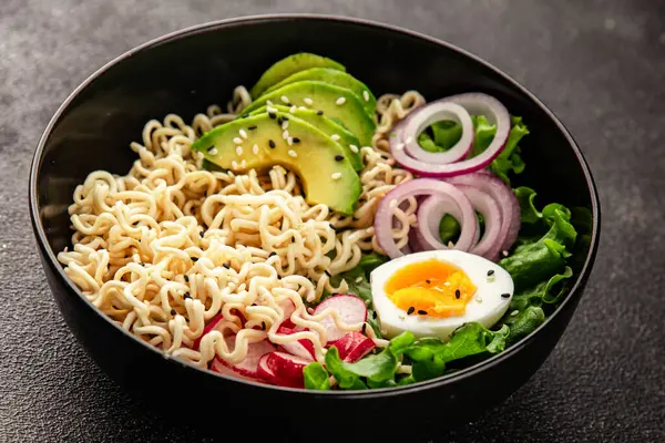 Vejetaryen erişte kasesi avokado, erişte, yumurta, sebze lezzetli aperatif lezzetli lezzetli gurme yemek arkaplan masa üzerinde rustik gıda fotokopi alanı keto ve paleo diyet vejetaryen gıda