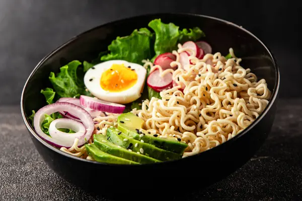 Vejetaryen erişte kasesi avokado, erişte, yumurta, sebze lezzetli aperatif lezzetli lezzetli gurme yemek arkaplan masa üzerinde rustik gıda fotokopi alanı keto ve paleo diyet vejetaryen gıda