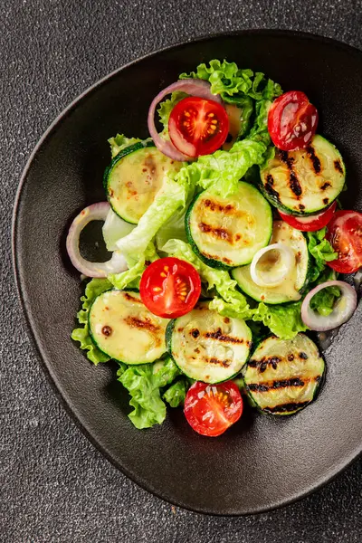 Salata ızgara kabak, domates, marul, lezzetli aperatif lezzetli lezzetli gurme yemek arkaplan masa üzerinde rustik gıda üst görünüm fotokopi alanı keto ve paleo diyet vegan ve vejetaryen gıda