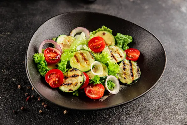 Salata ızgara kabak, domates, marul, lezzetli aperatif lezzetli lezzetli gurme yemek arkaplan masa üzerinde rustik gıda üst görünüm fotokopi alanı keto ve paleo diyet vegan ve vejetaryen gıda