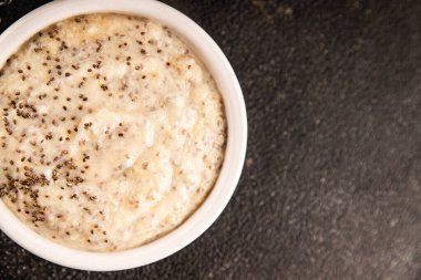 Chia pudingi, meyve püresi, lezzetli aperatif, lezzetli gurme yemek arka planı, masa üstü yemekler, fotokopi odası keto, paleo diyet vejetaryen ve vejetaryen yemekleri.