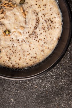 Chia pudingi, meyve püresi, lezzetli aperatif, lezzetli gurme yemek arka planı, masa üstü yemekler, fotokopi odası keto, paleo diyet vejetaryen ve vejetaryen yemekleri.