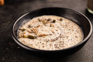 Chia pudingi, meyve püresi, lezzetli aperatif, lezzetli gurme yemek arka planı, masa üstü yemekler, fotokopi odası keto, paleo diyet vejetaryen ve vejetaryen yemekleri.