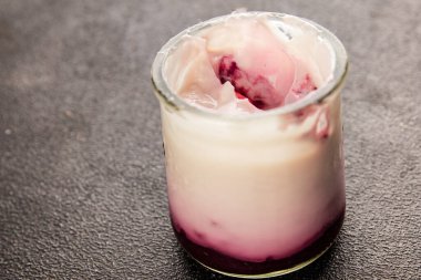 Yoğurt ya da böğürtlenli Skir taze ekşi doğal ürün lezzetli çerez lezzetli gurme yemek arkaplanı masa rustik gıda üst görünümü kopya alanı