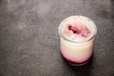 Yoğurt ya da böğürtlenli Skir taze ekşi doğal ürün lezzetli çerez lezzetli gurme yemek arkaplanı masa rustik gıda üst görünümü kopya alanı