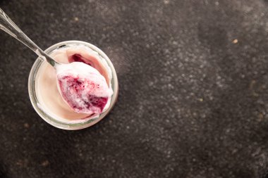 Yoğurt ya da böğürtlenli Skir taze ekşi doğal ürün lezzetli çerez lezzetli gurme yemek arkaplanı masa rustik gıda üst görünümü kopya alanı