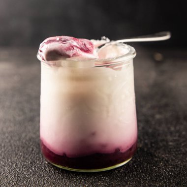 Yoğurt ya da böğürtlenli Skir taze ekşi doğal ürün lezzetli çerez lezzetli gurme yemek arkaplanı masa rustik gıda üst görünümü kopya alanı