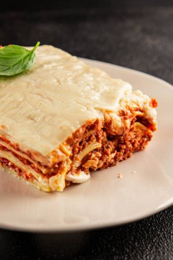 Lasagna bolonez bchamel sosu, et, peynir ikinci yemek lezzetli aperatif taze lezzetli gurme yemek arka planı masada rustik yemek 