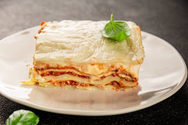 Lasagna bolonez bchamel sosu, et, peynir ikinci yemek lezzetli aperatif taze lezzetli gurme yemek arka planı masada rustik yemek 