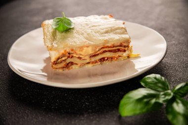 Lasagna bolonez bchamel sosu, et, peynir ikinci yemek lezzetli aperatif taze lezzetli gurme yemek arka planı masada rustik yemek 